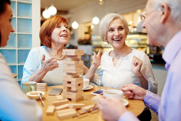 Las personas mayores pasan tiempo en la cafetería — Foto de Stock