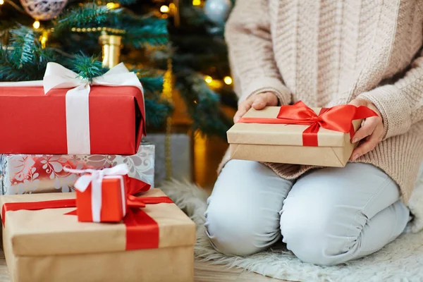 Woman with Christmas present — Stock Photo, Image