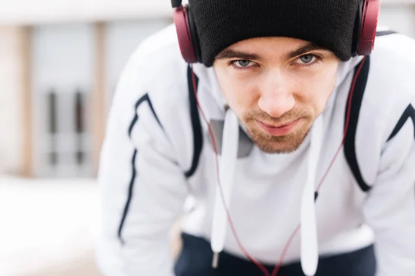 Joven deportista en auriculares —  Fotos de Stock