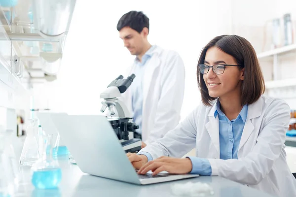 Cientistas que trabalham no escritório — Fotografia de Stock