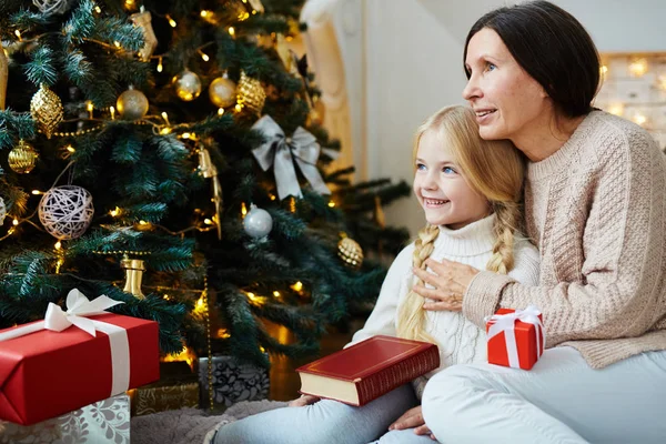 Menina e sua avó com presente de xmas — Fotografia de Stock