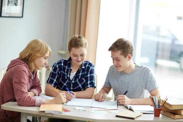 Studentów odrabiania lekcji — Zdjęcie stockowe