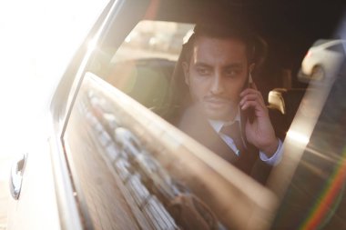 Takside oturan genç işadamı