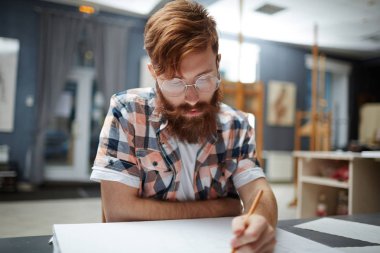 Resim için çizim yapan öğrenci 