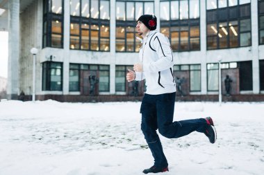  Onun çalışan iş yapıyor runner