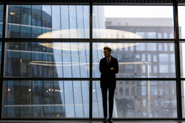  adam pencere karşı takım ayakta