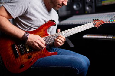 genç müzisyen akustik gitar çalmak