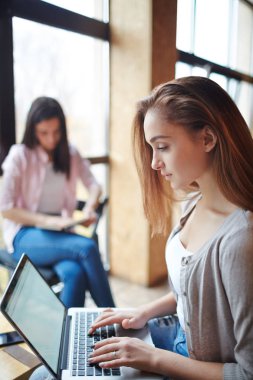 Öğrenciler birlikte okuyorlar.