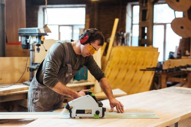 Marangoz elektrik fretsaw ile çalışma 