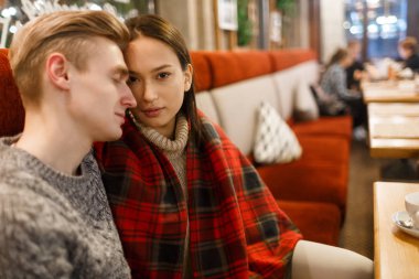 Kafedeki genç çift. 