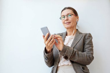 Smartphon kullanarak ve kameraya bakarak kadın