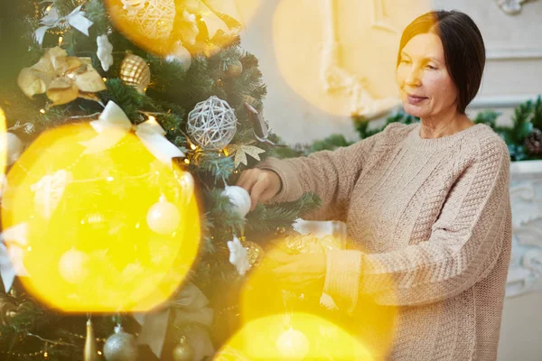 Woman decorating firtree — Stock Photo, Image