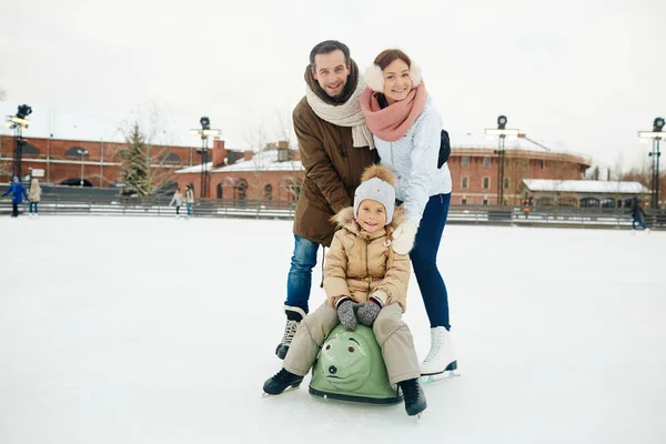 Familj på skridskorinken — Stockfoto