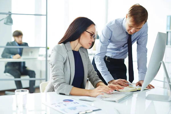 Mujer de negocios mirando en monitor — Foto de Stock