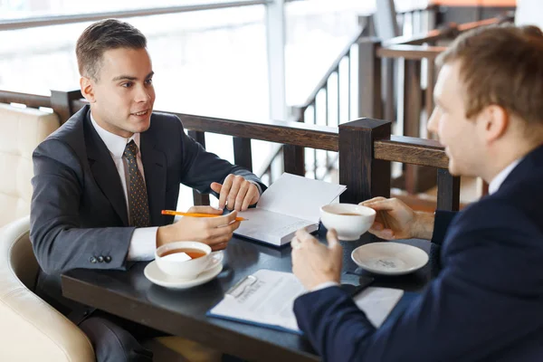 Affärsmän som sitter på café — Stockfoto