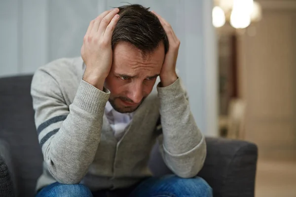 Ontredderde mens met zijn hoofd in de handen — Stockfoto