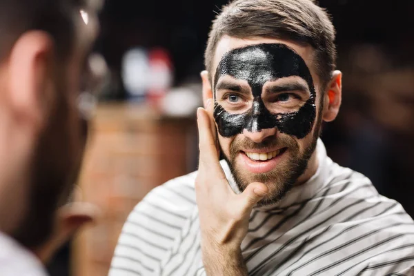 Mann mit reinigender Maske — Stockfoto