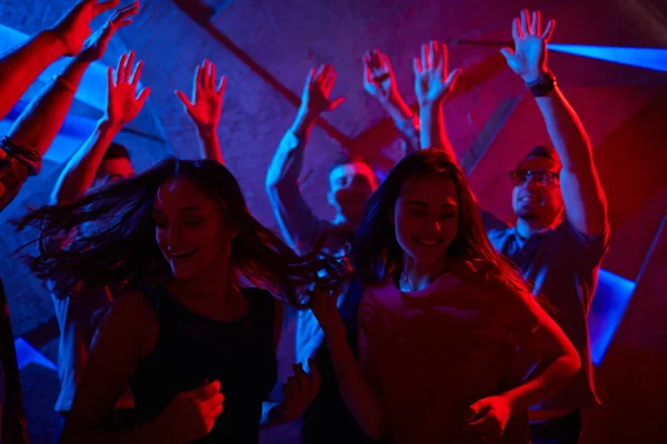 Amigos felizes fazendo festa de aniversário — Fotografia de Stock