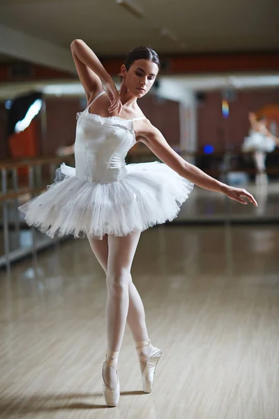 Frau im weißen Kleid tanzt — Stockfoto