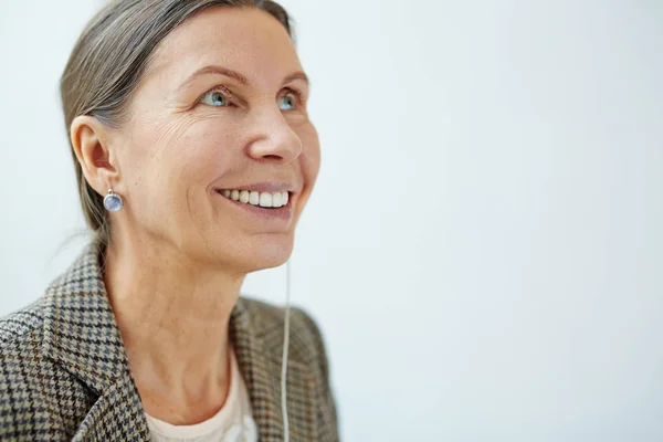Lachende vrouw met oortelefoon — Stockfoto