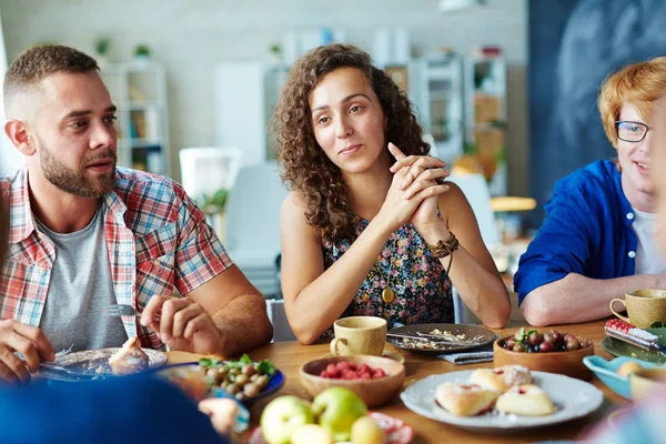 Freunde bei festlicher Tafel versammelt — Stockfoto