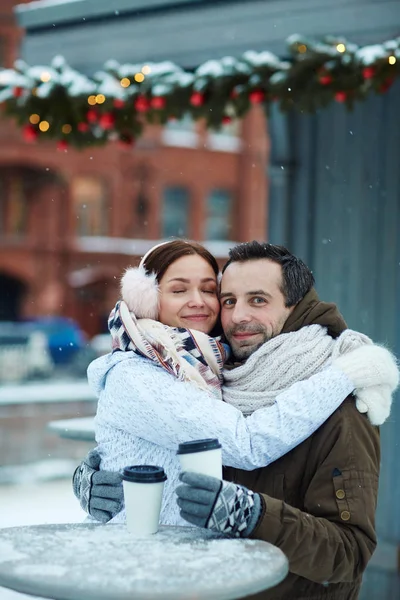 Pareja tomando bebidas calientes — Foto de Stock