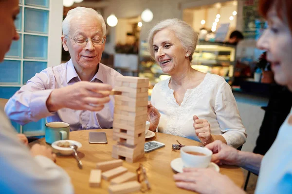 Пожилые люди проводят время в кафе — стоковое фото