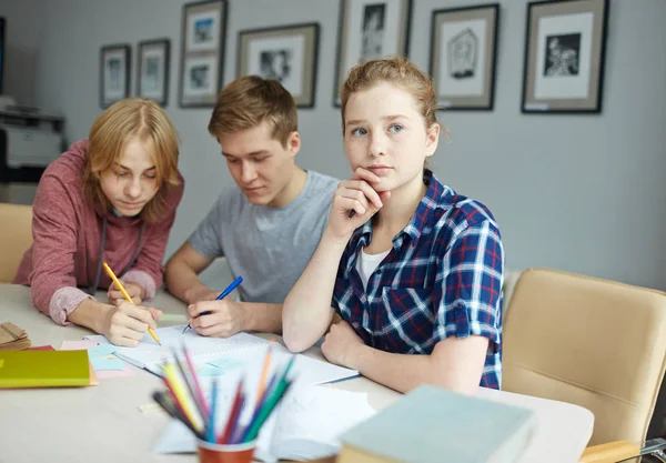 Studentów odrabiania lekcji — Zdjęcie stockowe