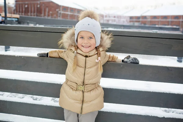 Enfant souriant en hiver — Photo