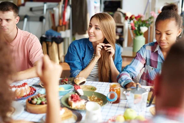 Freunde bei festlicher Tafel versammelt — Stockfoto