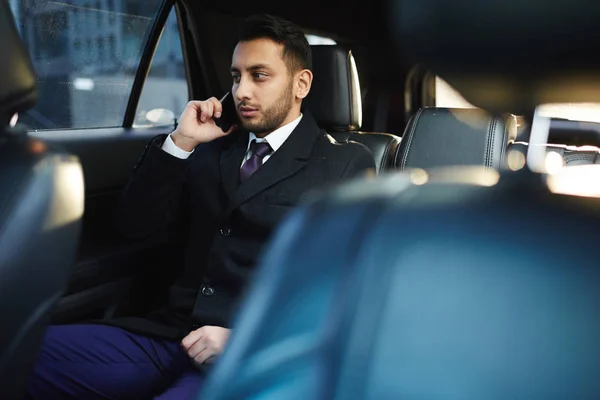 Hombre hablando en smartphone en coche —  Fotos de Stock