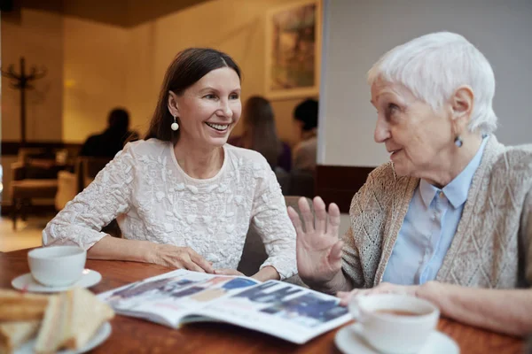 Seniorkvinner på kafe – stockfoto