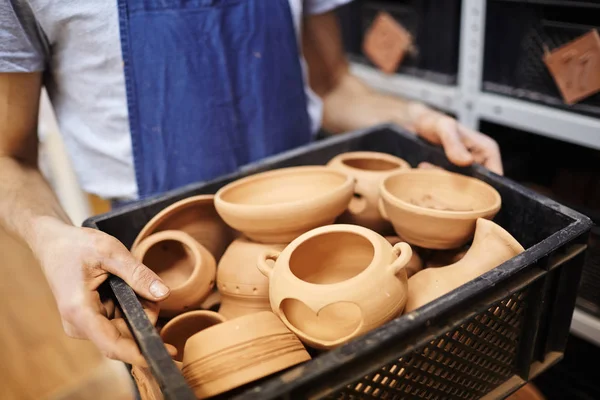 Коробка с только что изготовленной глиняной посудой — стоковое фото