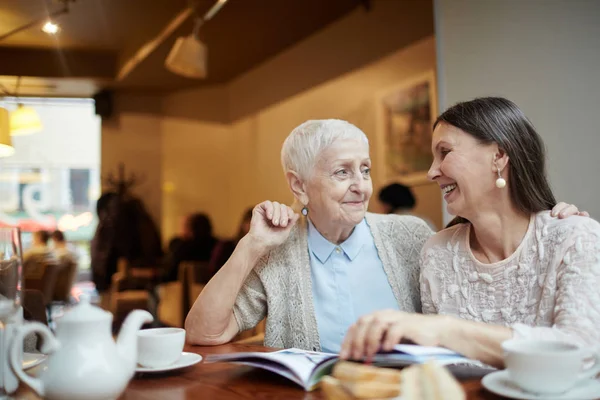 Donne anziane in caffè — Foto Stock