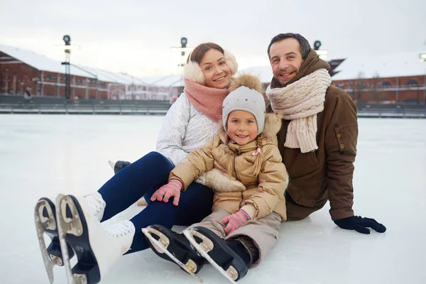 Familie op schaatsen-ijsbaan — Stockfoto
