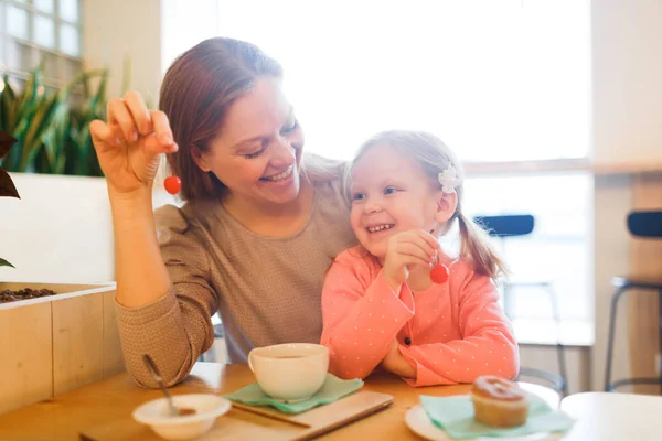 Mutter und Kind im Café — Stockfoto