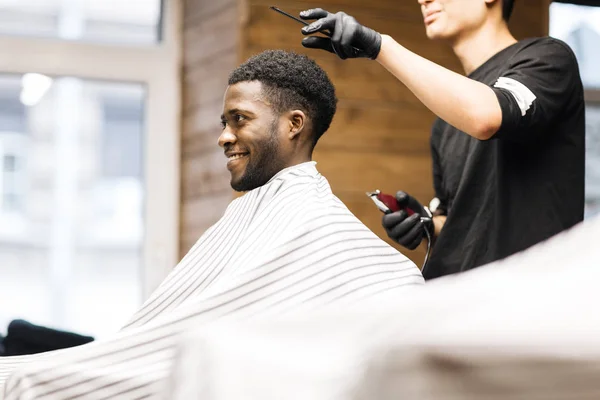 Mann besucht Friseur — Stockfoto