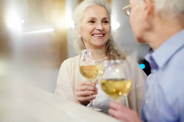 Idosos brindam com vinho — Fotografia de Stock