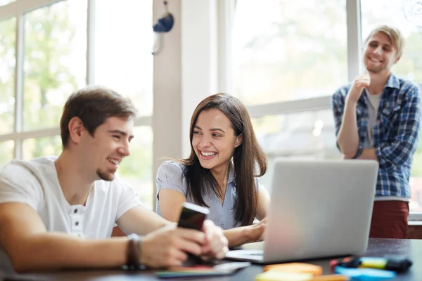 Young people using laptop — Stock Photo, Image