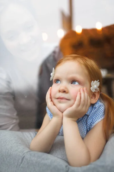 Mutter mit kleiner Tochter — Stockfoto