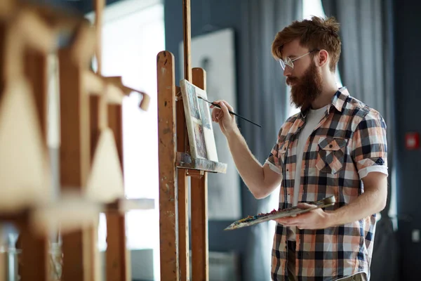 Étudiant faisant un croquis pour l'image — Photo