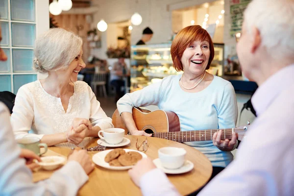 Las personas mayores pasan tiempo en la cafetería —  Fotos de Stock