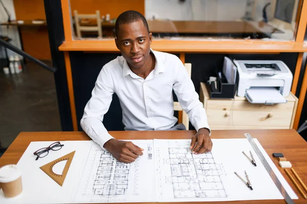 Jovem engenheiro masculino — Fotografia de Stock