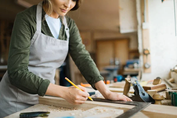 Carpintero femenino en taller — Foto de Stock