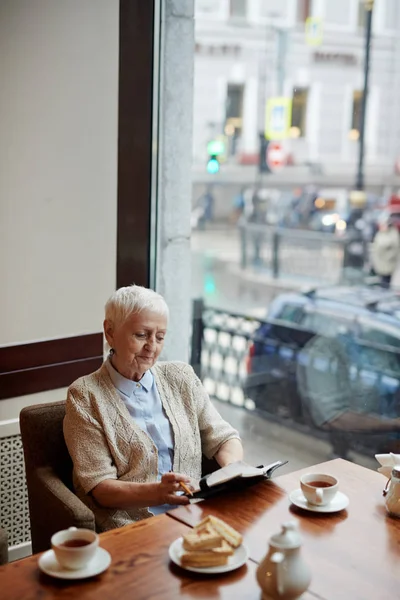 Mujer mayor en la cafetería — Foto de Stock