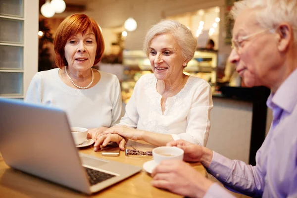Seniors spending time in cafe — Stock Photo, Image