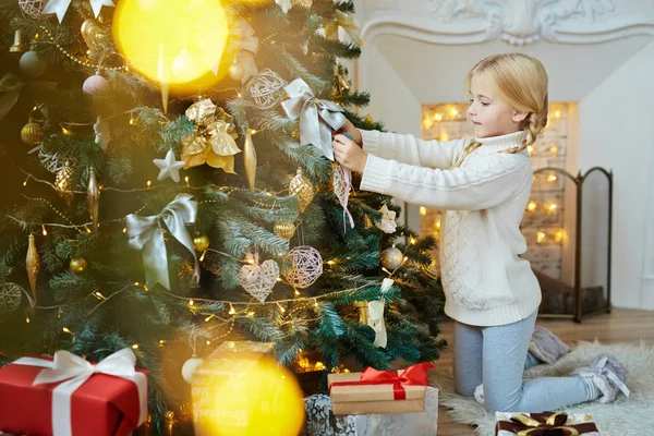 Dziewczyna przygotowuje się sosnowe na Boże Narodzenie — Zdjęcie stockowe