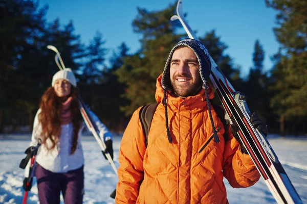 Zwei aktive Skifahrer — Stockfoto