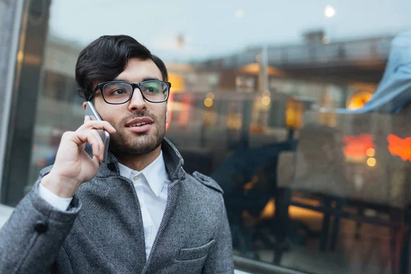 Empresario hablando en Smartphone —  Fotos de Stock