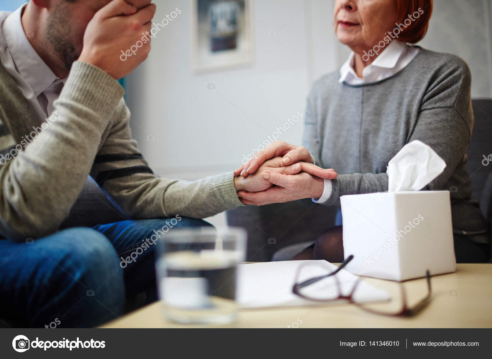 сопереживание пациенту. психологическая поддержка. женщина жалуется. сочувствие к человеку. сопереживание.